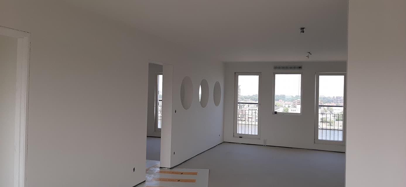 Opgeleverde woonruimte in Amsterdam met wit geschilderd stucwerk