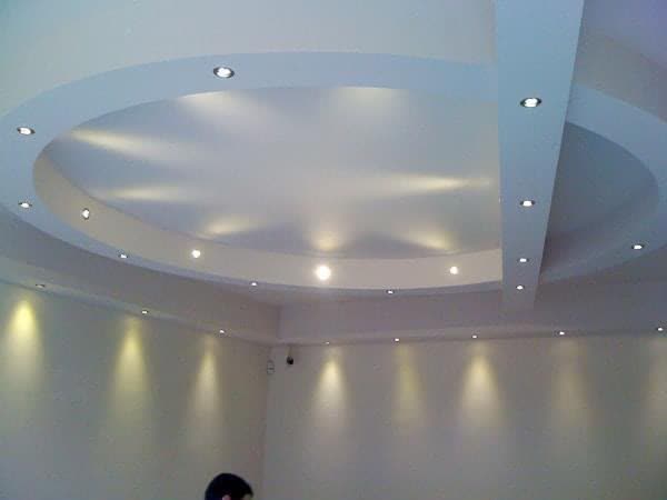 Verlaagd sierplafond met ronde vormen en ledverlichting in Den Haag