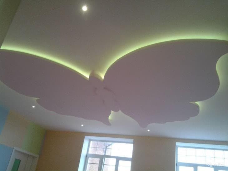 Sierplafond in Den Haag met indirecte groene ledverlichting in het stucwerk