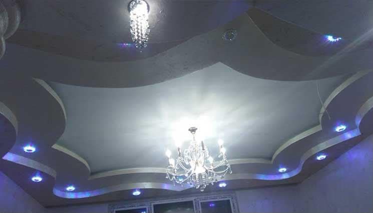 Gestuct sierplafond met blauwe ledverlichting en luchter in Den Haag