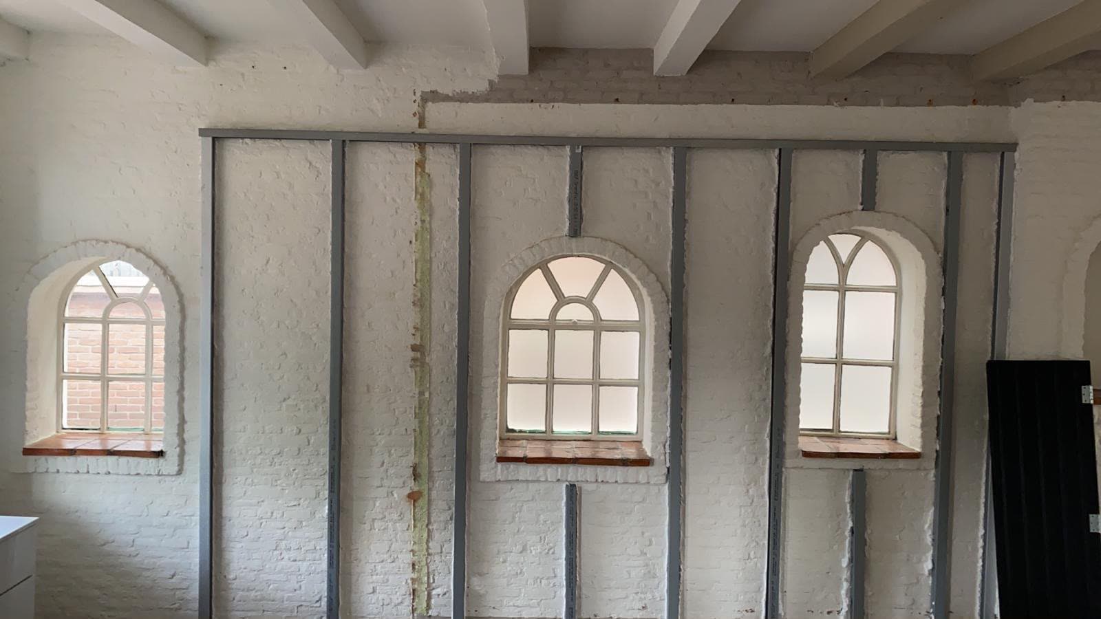 Metalen frame voor de nieuwe gipswand in de kapsalon in Rotterdam
