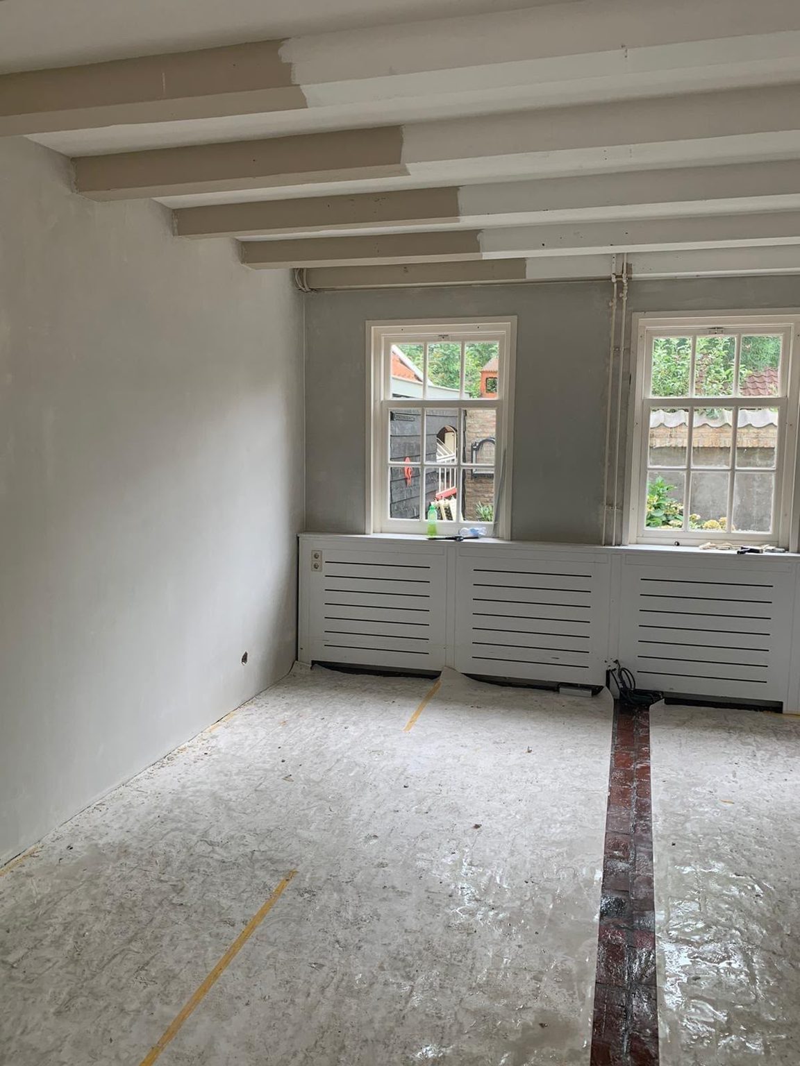 Gespoten latexwand met afgeronde nis in de kapsalon in Rotterdam
