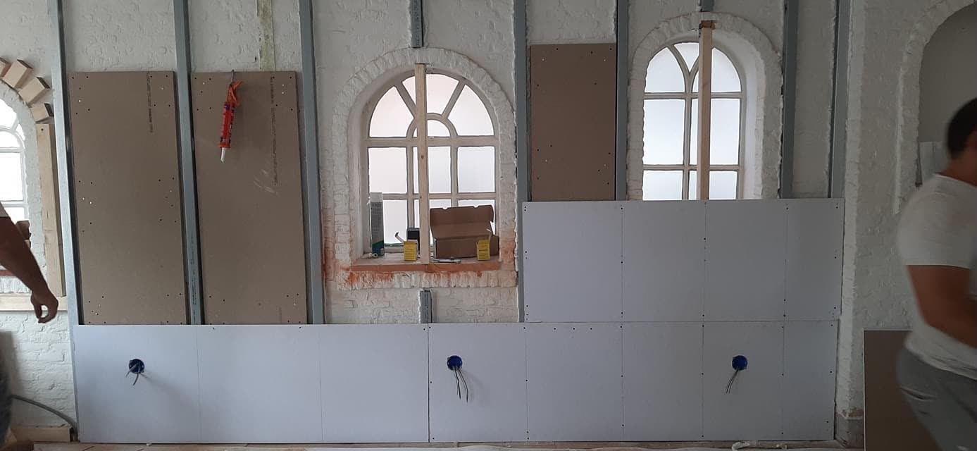Gipsplaten gemonteerd op het wandframe in de kapsalon in Rotterdam