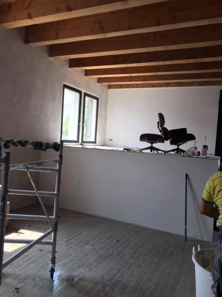 Nieuw stucwerk op de scheidingswand van de woonkamer in Schiedam