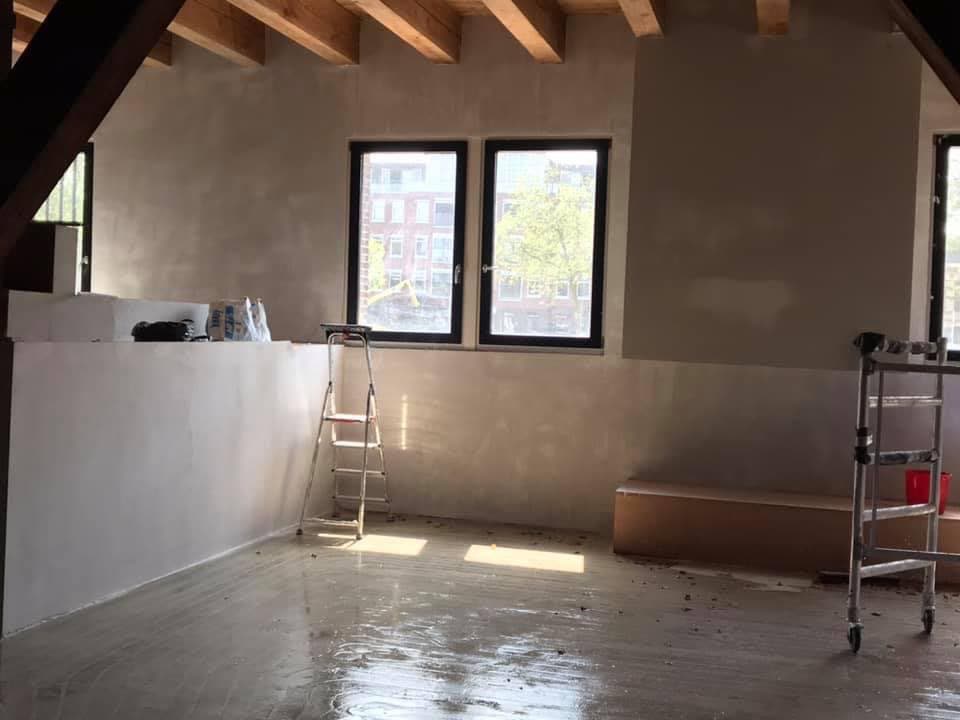 Strak gestucte wanden rond de kozijnen in het woonhuis in Schiedam