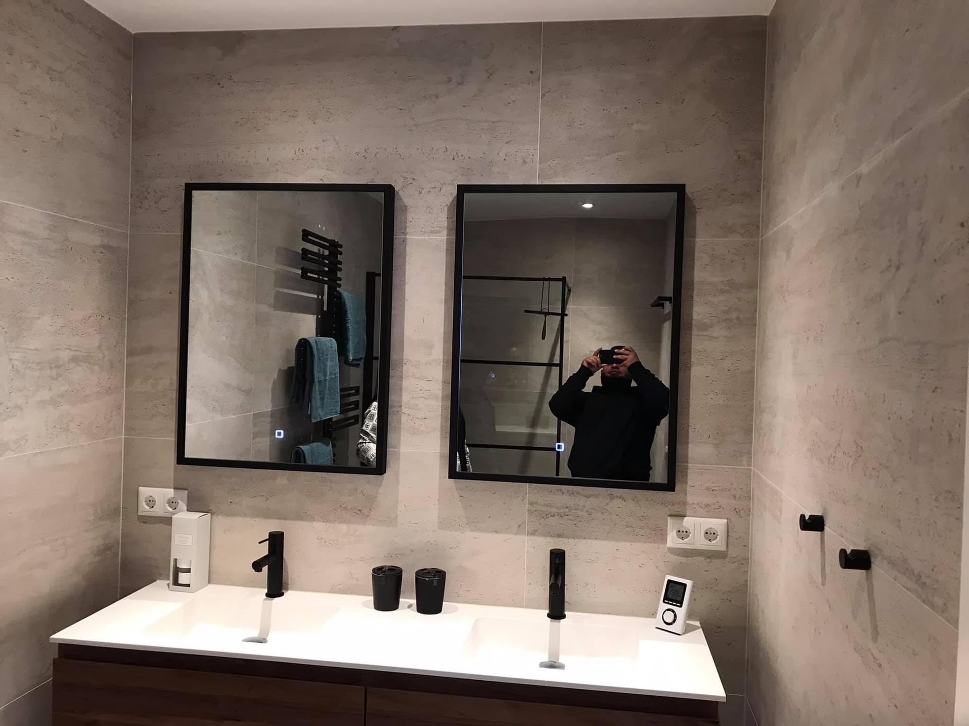 Wastafelwand met dubbele spiegels in de gerenoveerde badkamer in Vlaardingen