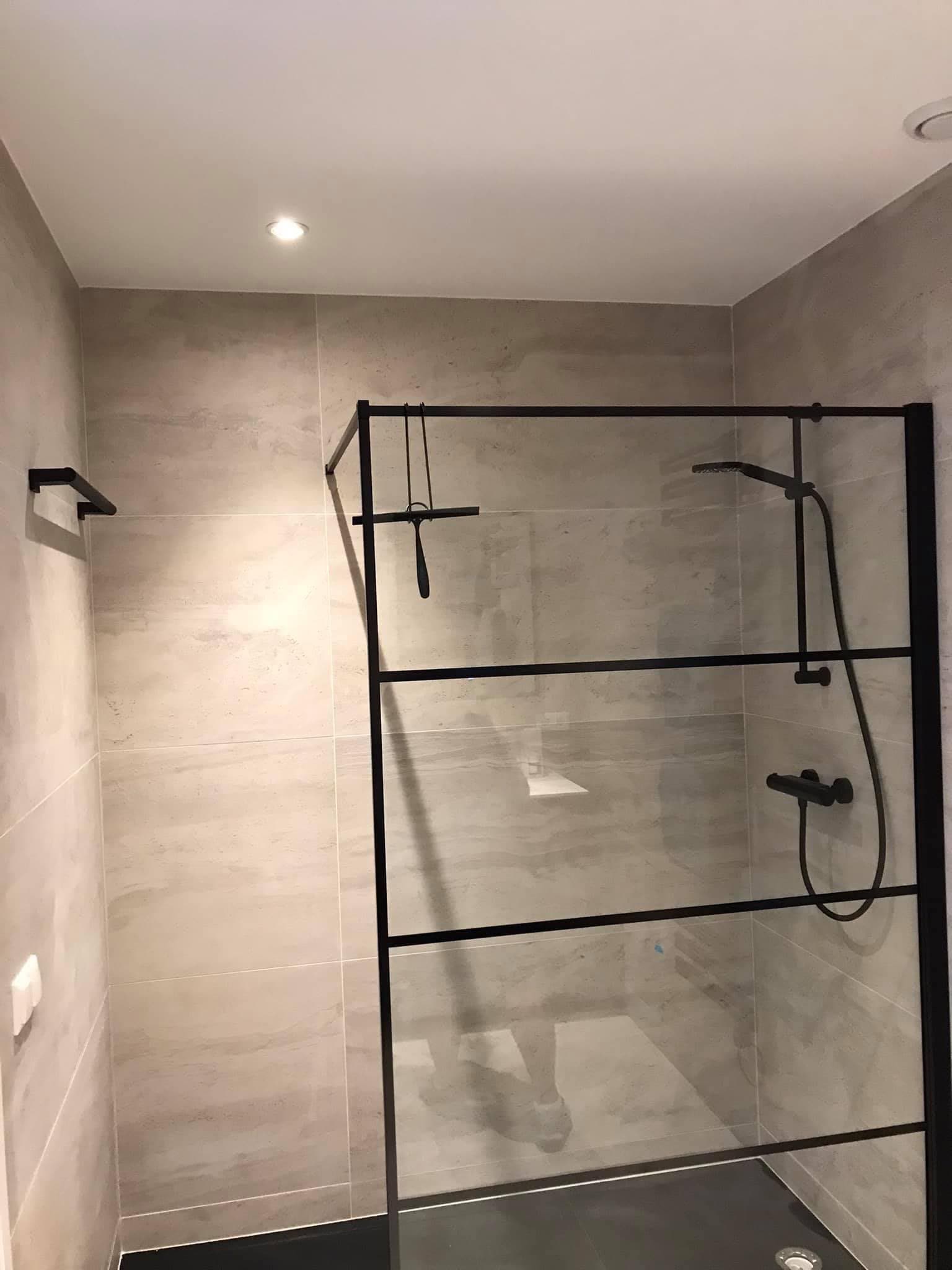 Inloopdouche met zwart glas in de luxe badkamer in Vlaardingen